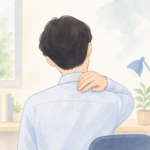 목과 어깨 사이 승모근 부위를 손으로 짚고 있는 직장인의 뒷모습 사진
