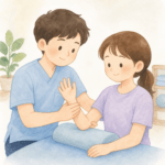 손목 골절 재활 운동 중인 환자의 손목을 물리치료사가 직접 도수치료로 보조하는 장면