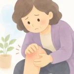 퇴행성관절염으로 무릎을 붙잡고 있는 중년 여성의 클로즈업 사진, 관절염 초기증상
