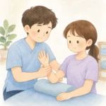 손목 골절 재활 운동 중인 환자의 손목을 물리치료사가 직접 도수치료로 보조하는 장면