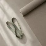 바닥에 놓인 스트레칭 밴드와 운동 매트를 위에서 내려다본 장면