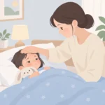 열이 나 이불을 덮고 누운 아이의 이마를 보호자가 손으로 짚어 보는 장면
