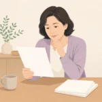 건강보험료 고지서를 들여다보는 중년 여성과 옆에 놓인 장기요양인정 신청 안내 서류
