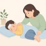열이 나는 아이를 옆으로 눕히고 지켜보는 보호자의 손