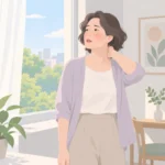중년 여성이 창가에서 얼굴에 열이 오른 듯 손으로 목덜미를 식히며 서 있는 모습
