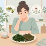 미역과 다시마가 담긴 접시를 앞에 두고 식단을 고민하는 사람의 모습
