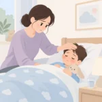 열이 나는 아이 옆에서 이마를 짚으며 상태를 살피는 보호자