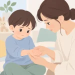 아이의 손바닥에 생긴 붉은 발진을 보호자가 살펴보는 모습