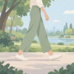 공원 산책로를 걷는 사람의 하체와 허리 옆모습