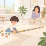 밝은 거실 바닥에 블록을 한 줄로 길게 늘어놓은 아이와 조금 떨어져 앉아 지켜보는 보호자의 모습
