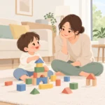 보호자가 거실 바닥에 앉아 블록 놀이를 하는 아이와 눈을 맞추며 아이의 모습을 지켜보는 장면